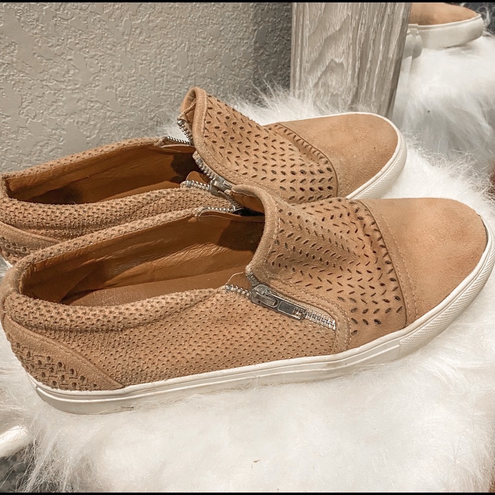 9.5 tan close-toe shoe